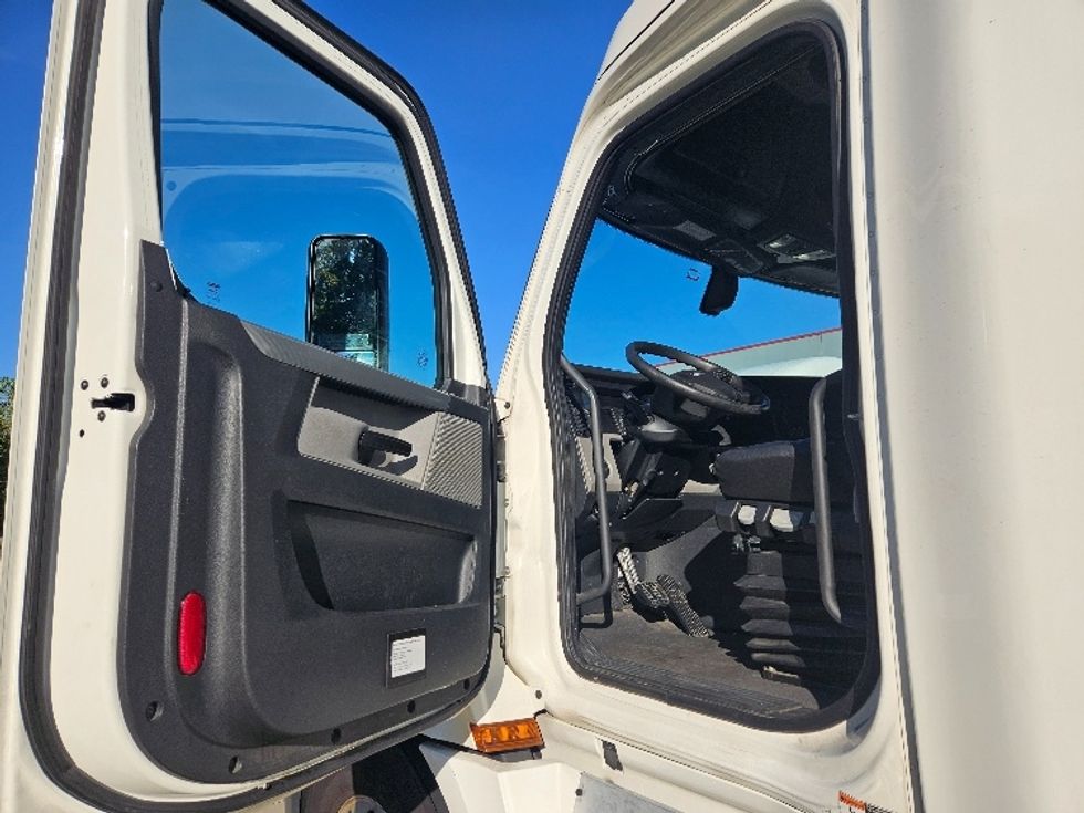 Sleeper Tractor-Heavy Duty Tractors-Freightliner-2020-T12664ST-Moberly-MO-584,400\n\t\tmiles-$ 58,250 - Image 9