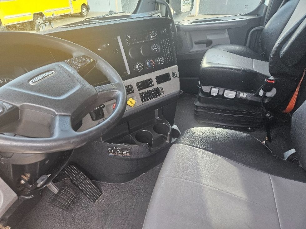 Sleeper Tractor-Heavy Duty Tractors-Freightliner-2020-T12664ST-Moberly-MO-587,189\n\t\tmiles-$ 57,250 - Image 10