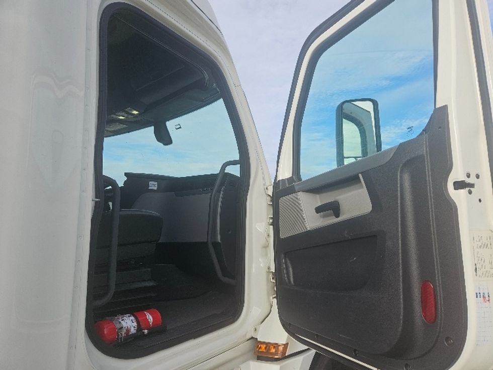 Sleeper Tractor-Heavy Duty Tractors-Freightliner-2020-T12664ST-Moberly-MO-587,189\n\t\tmiles-$ 57,250 - Image 13