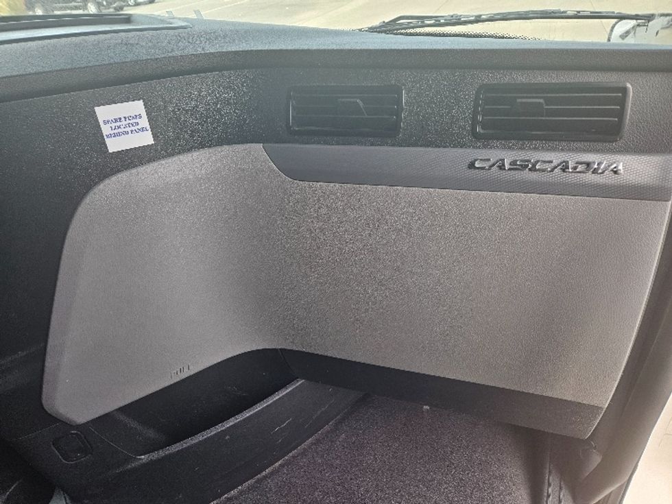 Sleeper Tractor-Heavy Duty Tractors-Freightliner-2020-T12664ST-Moberly-MO-587,189\n\t\tmiles-$ 57,250 - Image 14