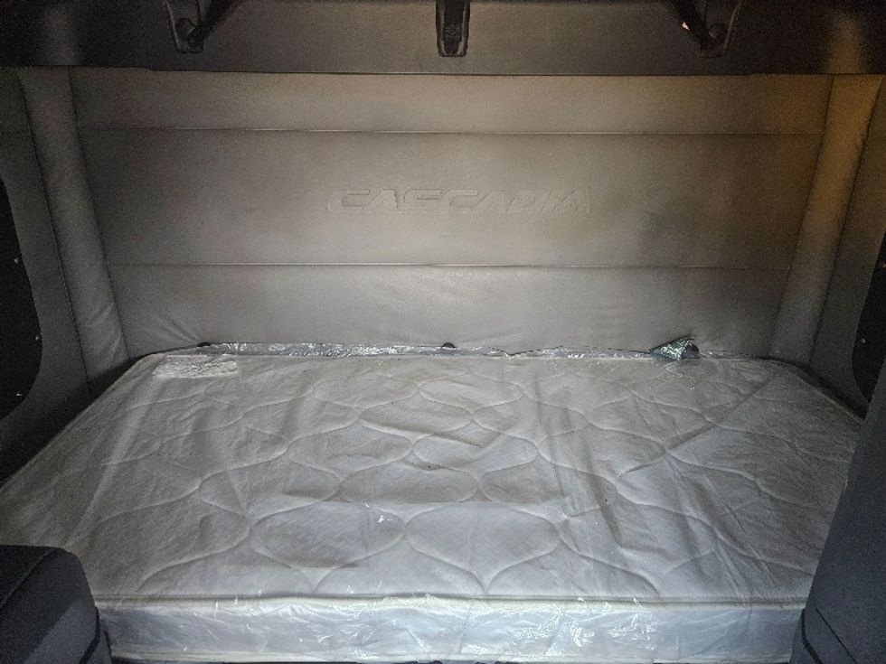 Sleeper Tractor-Heavy Duty Tractors-Freightliner-2020-T12664ST-Moberly-MO-587,189\n\t\tmiles-$ 57,250 - Image 16