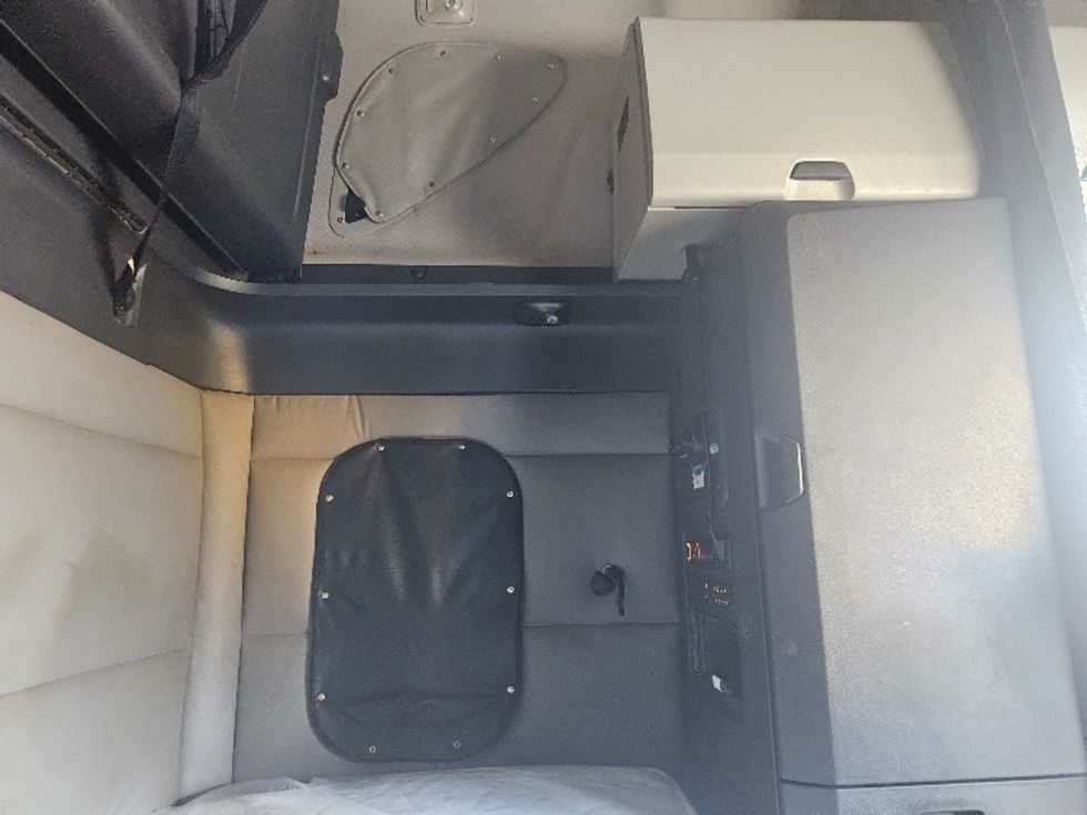 Sleeper Tractor-Heavy Duty Tractors-Freightliner-2020-T12664ST-Moberly-MO-587,189\n\t\tmiles-$ 57,250 - Image 18