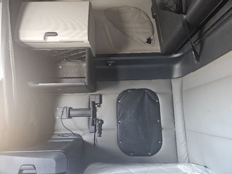 Sleeper Tractor-Heavy Duty Tractors-Freightliner-2020-T12664ST-Moberly-MO-587,189\n\t\tmiles-$ 57,250 - Image 19