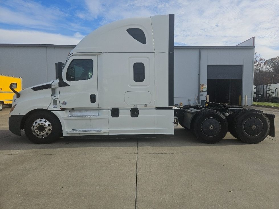 Sleeper Tractor-Heavy Duty Tractors-Freightliner-2020-T12664ST-Moberly-MO-587,189\n\t\tmiles-$ 57,250 - Image 4