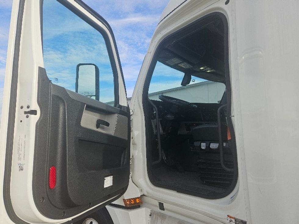 Sleeper Tractor-Heavy Duty Tractors-Freightliner-2020-T12664ST-Moberly-MO-587,189\n\t\tmiles-$ 57,250 - Image 9