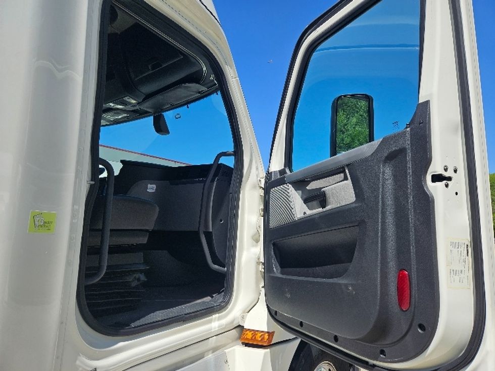 Sleeper Tractor-Heavy Duty Tractors-Freightliner-2020-T12664ST-Moberly-MO-590,628\n\t\tmiles-$ 53,250 - Image 13