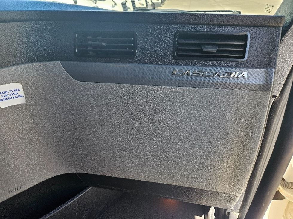 Sleeper Tractor-Heavy Duty Tractors-Freightliner-2020-T12664ST-Moberly-MO-590,628\n\t\tmiles-$ 53,250 - Image 14