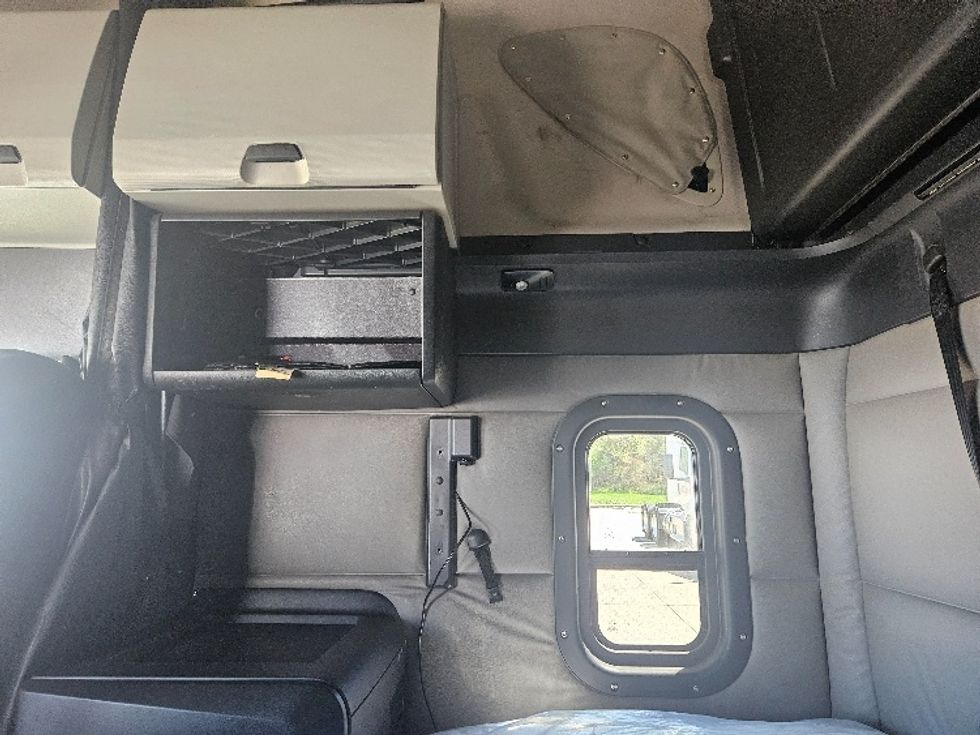 Sleeper Tractor-Heavy Duty Tractors-Freightliner-2020-T12664ST-Moberly-MO-590,628\n\t\tmiles-$ 53,250 - Image 19