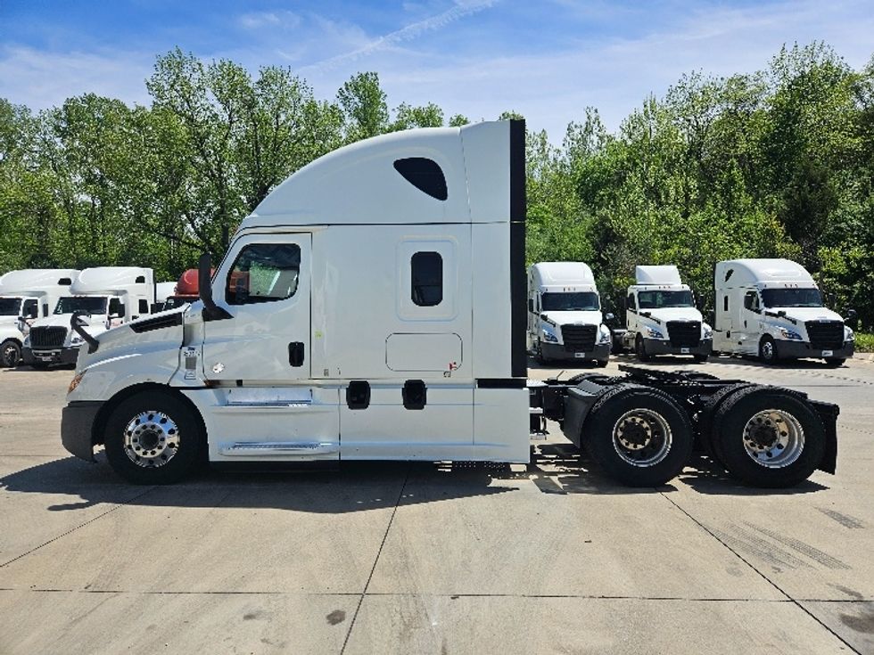 Sleeper Tractor-Heavy Duty Tractors-Freightliner-2020-T12664ST-Moberly-MO-590,628\n\t\tmiles-$ 53,250 - Image 4