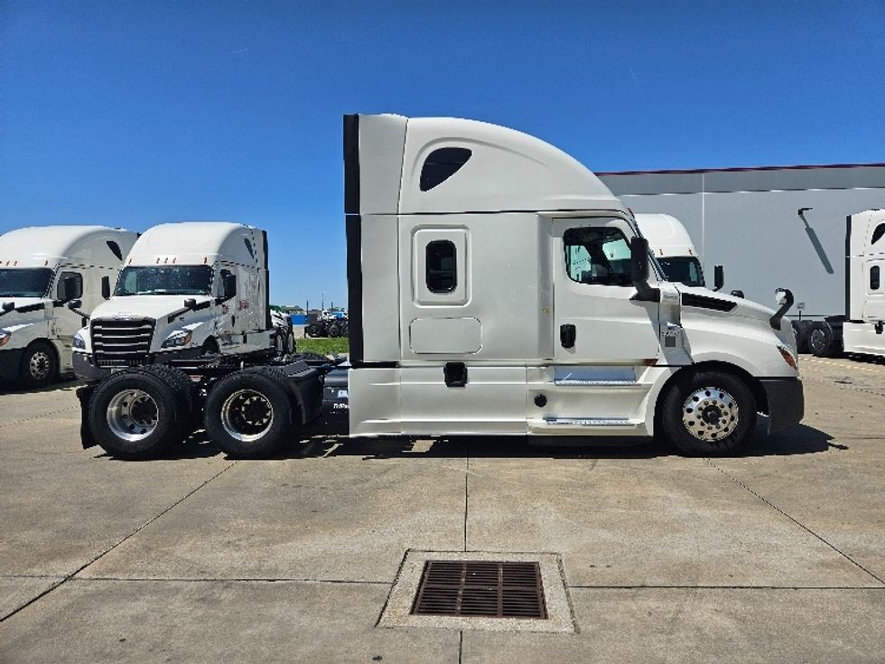 Sleeper Tractor-Heavy Duty Tractors-Freightliner-2020-T12664ST-Moberly-MO-590,628\n\t\tmiles-$ 53,250 - Image 8