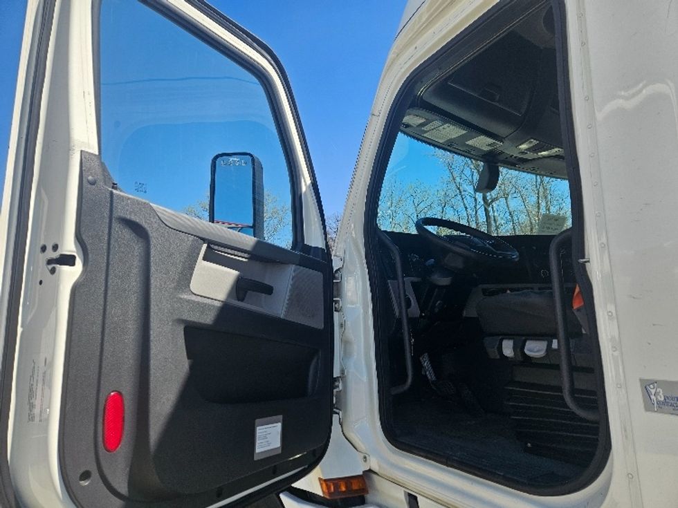 Sleeper Tractor-Heavy Duty Tractors-Freightliner-2020-T12664ST-Moberly-MO-590,628\n\t\tmiles-$ 53,250 - Image 9