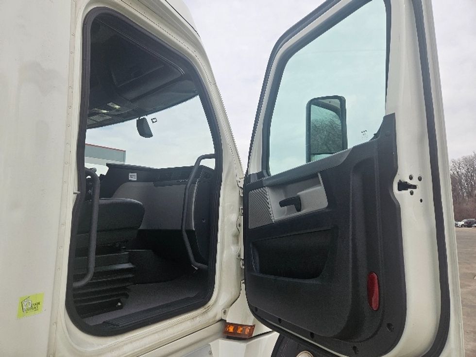 Sleeper Tractor-Heavy Duty Tractors-Freightliner-2020-T12664ST-Moberly-MO-591,492\n\t\tmiles-$ 53,750 - Image 13