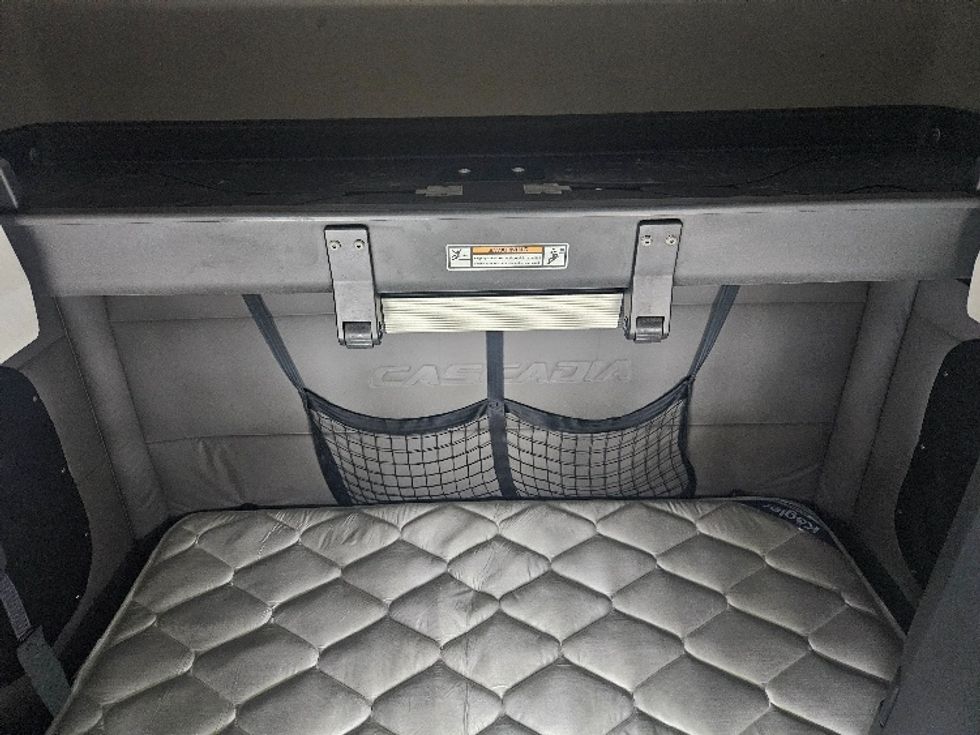 Sleeper Tractor-Heavy Duty Tractors-Freightliner-2020-T12664ST-Moberly-MO-591,492\n\t\tmiles-$ 53,750 - Image 16