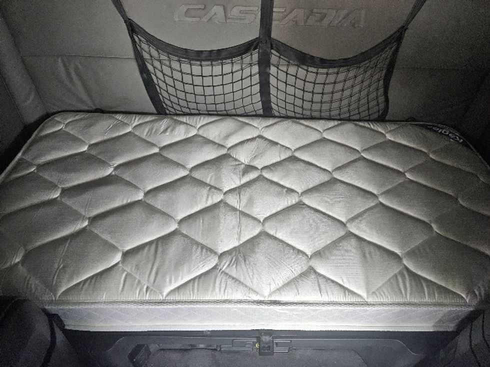 Sleeper Tractor-Heavy Duty Tractors-Freightliner-2020-T12664ST-Moberly-MO-591,492\n\t\tmiles-$ 53,750 - Image 17