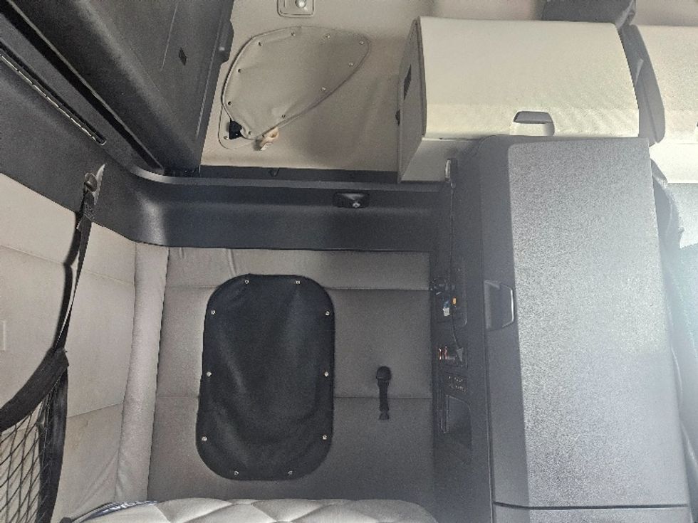 Sleeper Tractor-Heavy Duty Tractors-Freightliner-2020-T12664ST-Moberly-MO-591,492\n\t\tmiles-$ 53,750 - Image 18