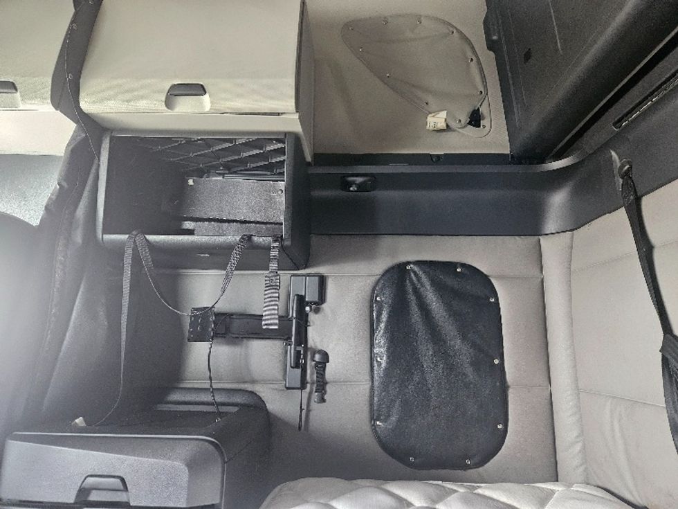 Sleeper Tractor-Heavy Duty Tractors-Freightliner-2020-T12664ST-Moberly-MO-591,492\n\t\tmiles-$ 53,750 - Image 19