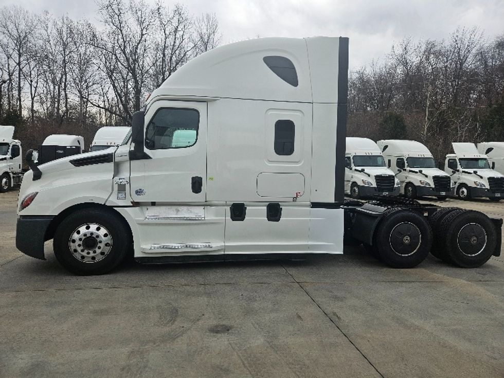 Sleeper Tractor-Heavy Duty Tractors-Freightliner-2020-T12664ST-Moberly-MO-591,492\n\t\tmiles-$ 53,750 - Image 4