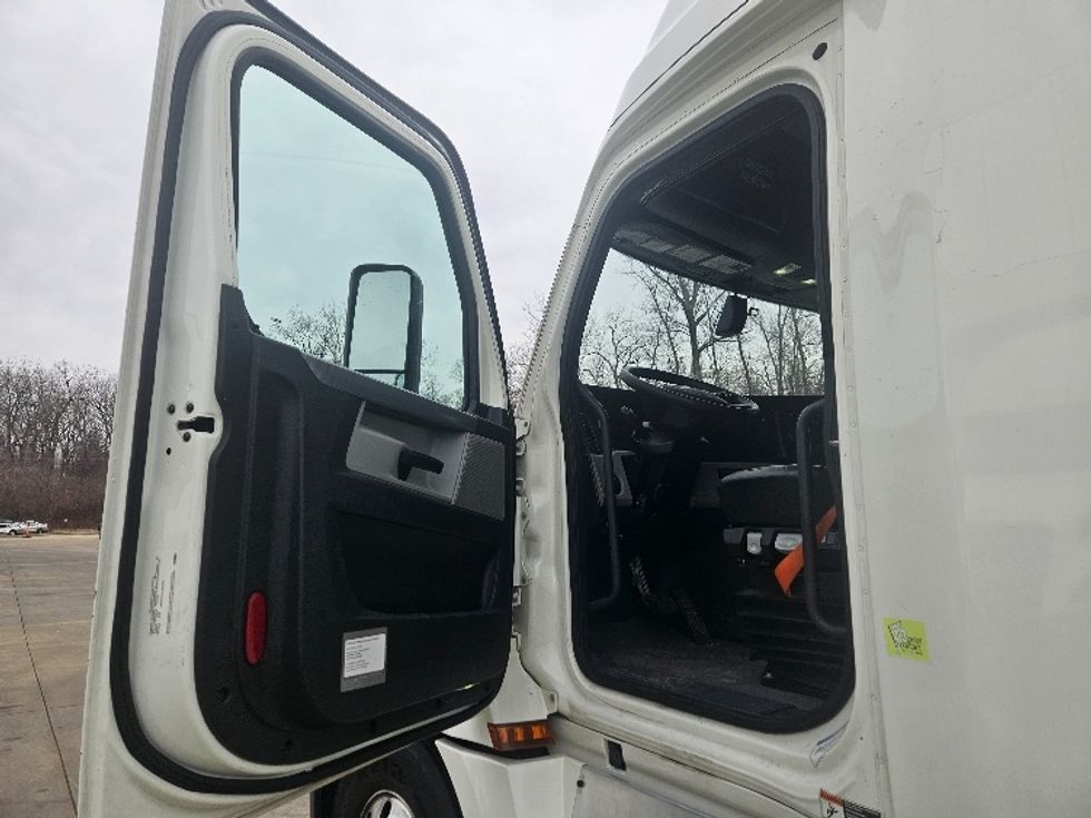 Sleeper Tractor-Heavy Duty Tractors-Freightliner-2020-T12664ST-Moberly-MO-591,492\n\t\tmiles-$ 53,750 - Image 9