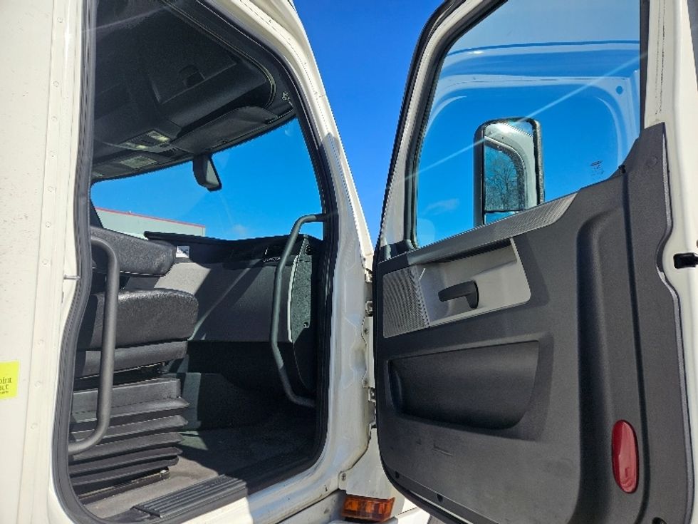Sleeper Tractor-Heavy Duty Tractors-Freightliner-2020-T12664ST-Moberly-MO-593,403\n\t\tmiles-$ 53,750 - Image 13