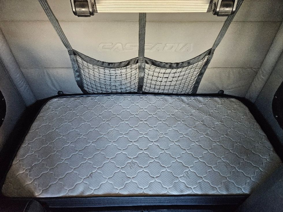 Sleeper Tractor-Heavy Duty Tractors-Freightliner-2020-T12664ST-Moberly-MO-593,403\n\t\tmiles-$ 53,750 - Image 17