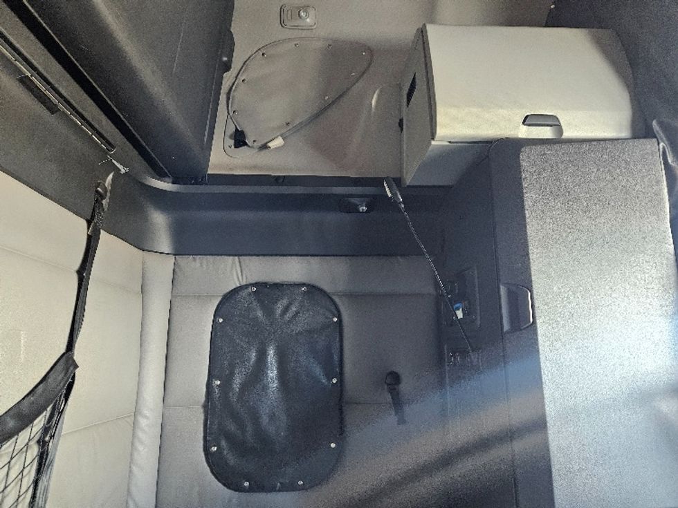 Sleeper Tractor-Heavy Duty Tractors-Freightliner-2020-T12664ST-Moberly-MO-593,403\n\t\tmiles-$ 53,750 - Image 18