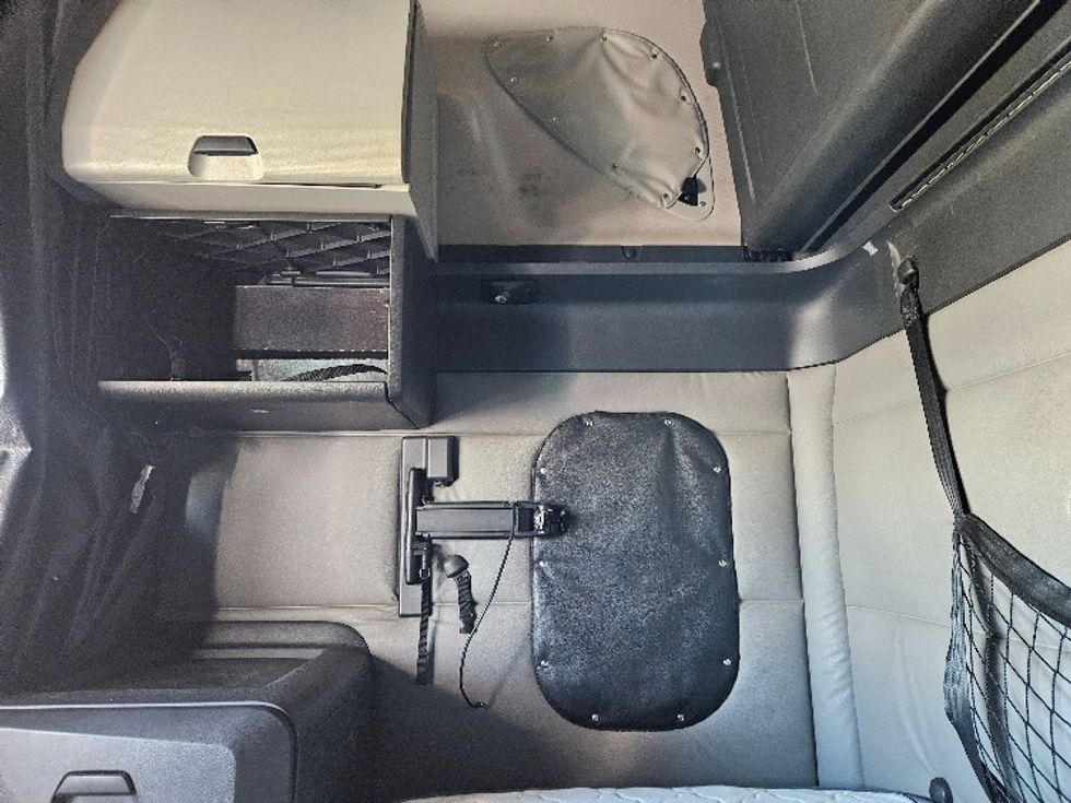 Sleeper Tractor-Heavy Duty Tractors-Freightliner-2020-T12664ST-Moberly-MO-593,403\n\t\tmiles-$ 53,750 - Image 19