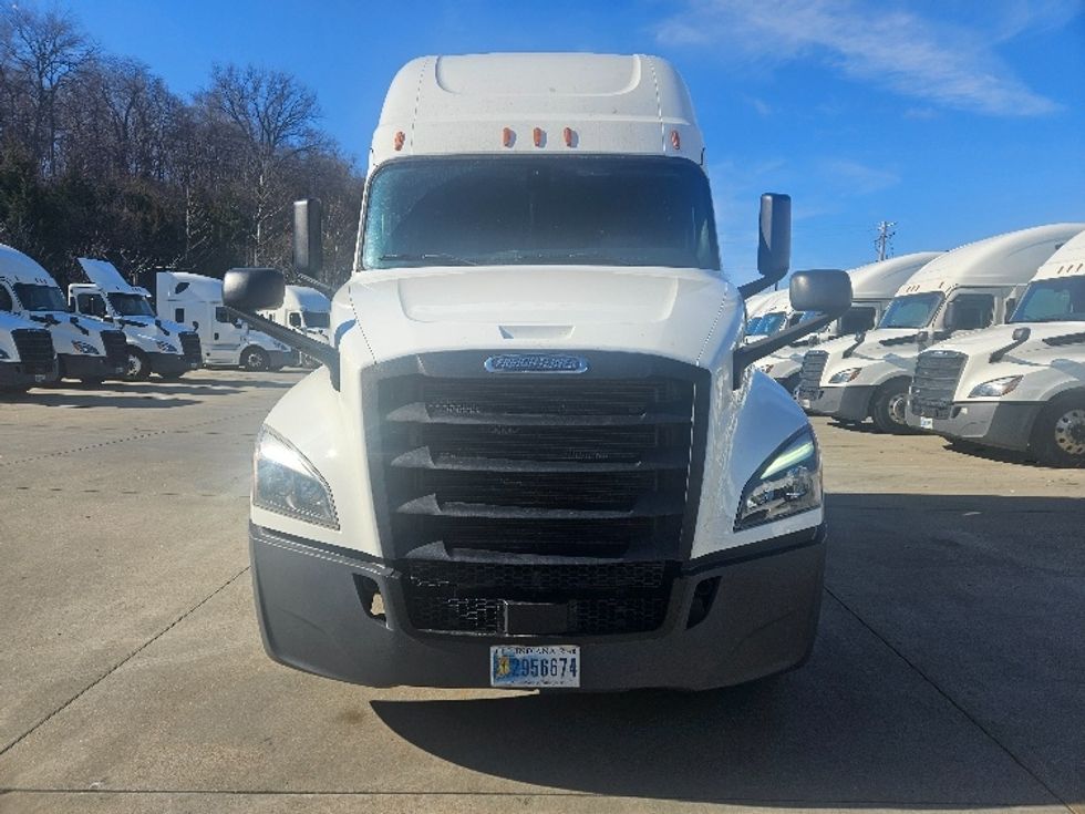 Sleeper Tractor-Heavy Duty Tractors-Freightliner-2020-T12664ST-Moberly-MO-593,403\n\t\tmiles-$ 53,750 - Image 2