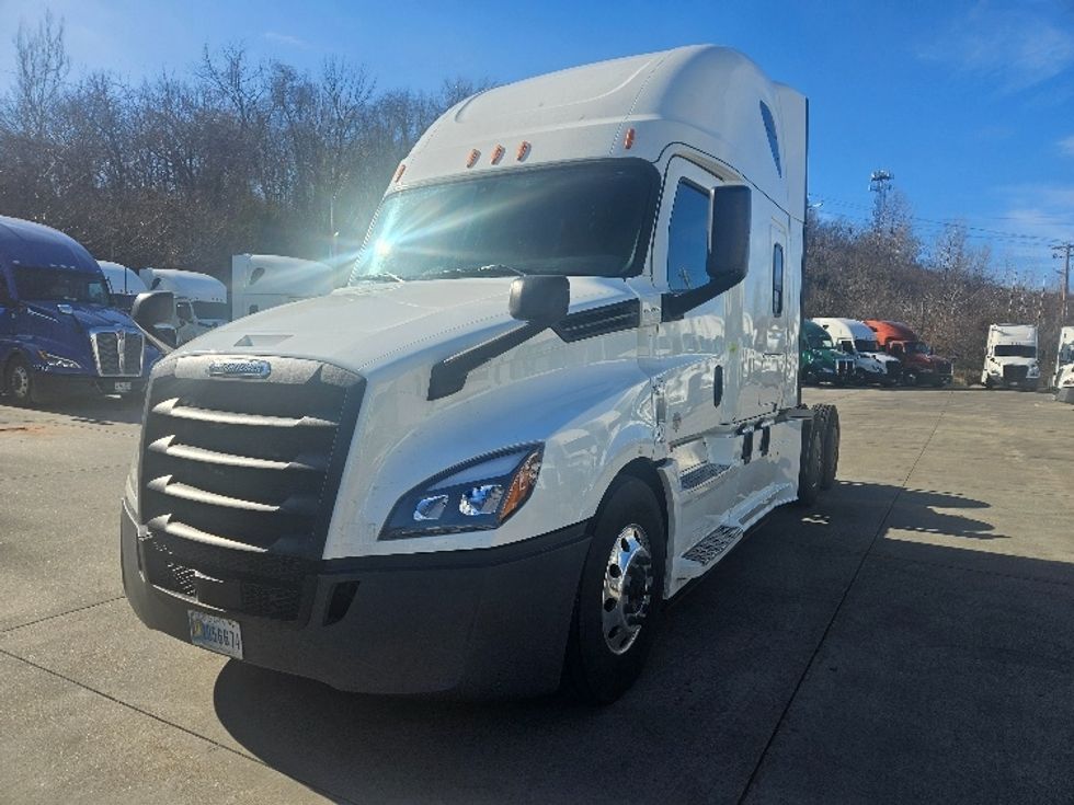 Sleeper Tractor-Heavy Duty Tractors-Freightliner-2020-T12664ST-Moberly-MO-593,403\n\t\tmiles-$ 53,750 - Image 3
