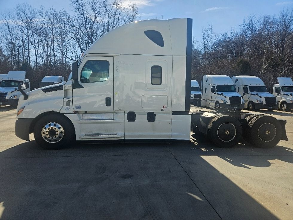 Sleeper Tractor-Heavy Duty Tractors-Freightliner-2020-T12664ST-Moberly-MO-593,403\n\t\tmiles-$ 53,750 - Image 4