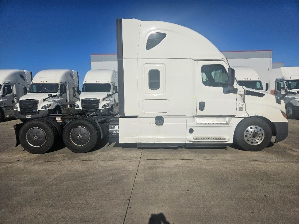 Sleeper Tractor-Heavy Duty Tractors-Freightliner-2020-T12664ST-Moberly-MO-593,403\n\t\tmiles-$ 53,750 - Image 8