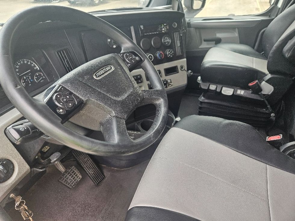 Sleeper Tractor-Heavy Duty Tractors-Freightliner-2020-T12664ST-Moberly-MO-602,724\n\t\tmiles-$ 53,000 - Image 10