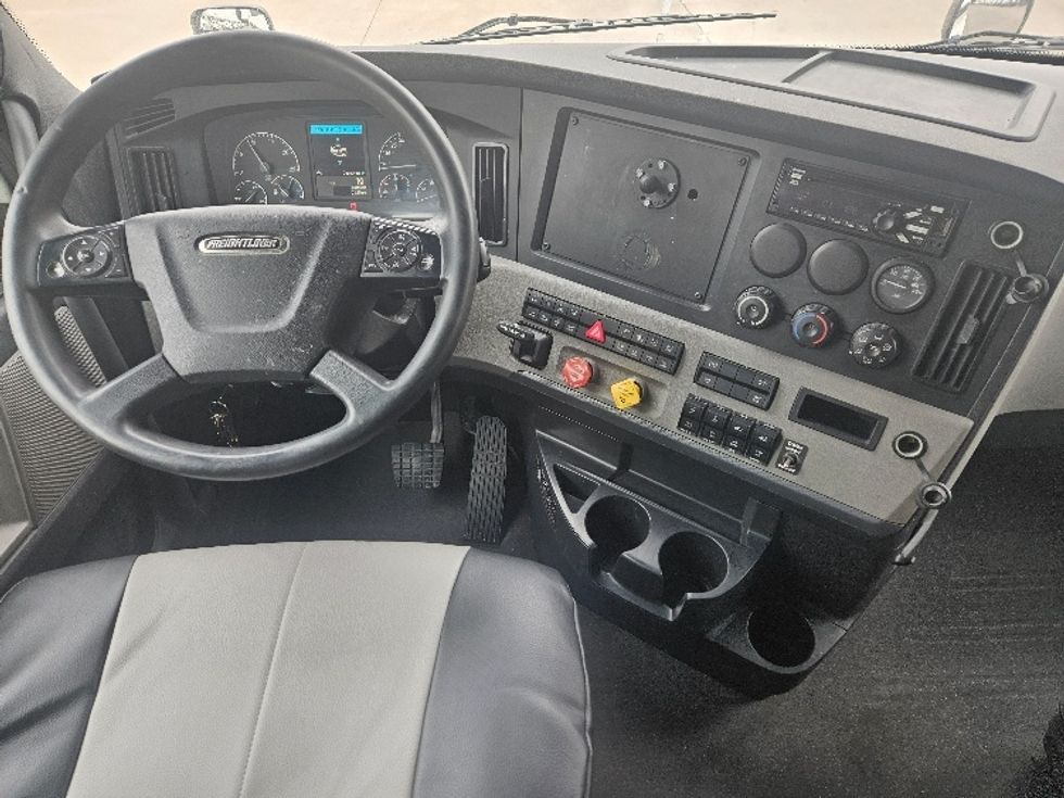 Sleeper Tractor-Heavy Duty Tractors-Freightliner-2020-T12664ST-Moberly-MO-602,724\n\t\tmiles-$ 53,000 - Image 11