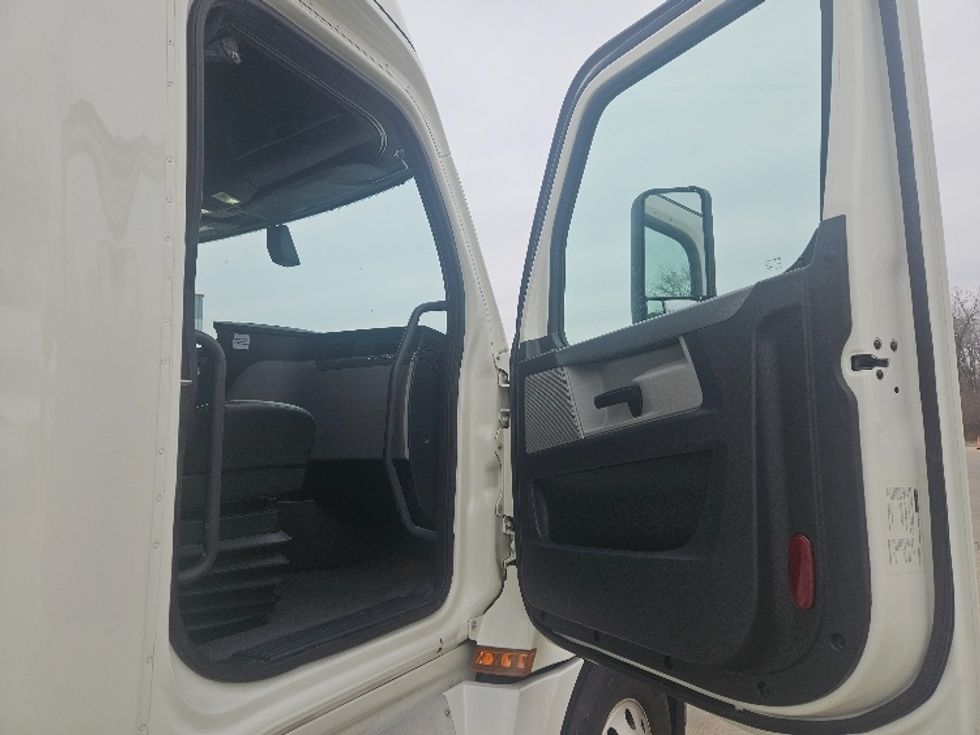 Sleeper Tractor-Heavy Duty Tractors-Freightliner-2020-T12664ST-Moberly-MO-602,724\n\t\tmiles-$ 53,000 - Image 13