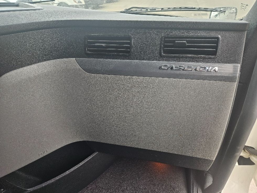 Sleeper Tractor-Heavy Duty Tractors-Freightliner-2020-T12664ST-Moberly-MO-602,724\n\t\tmiles-$ 53,000 - Image 14