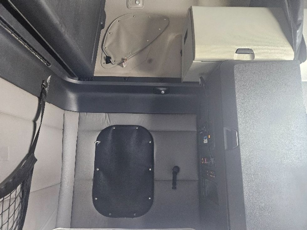 Sleeper Tractor-Heavy Duty Tractors-Freightliner-2020-T12664ST-Moberly-MO-602,724\n\t\tmiles-$ 53,000 - Image 18