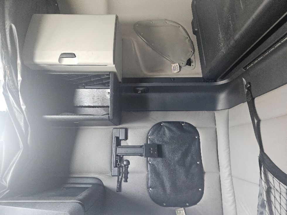 Sleeper Tractor-Heavy Duty Tractors-Freightliner-2020-T12664ST-Moberly-MO-602,724\n\t\tmiles-$ 53,000 - Image 19