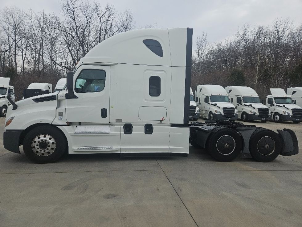 Sleeper Tractor-Heavy Duty Tractors-Freightliner-2020-T12664ST-Moberly-MO-602,724\n\t\tmiles-$ 53,000 - Image 4