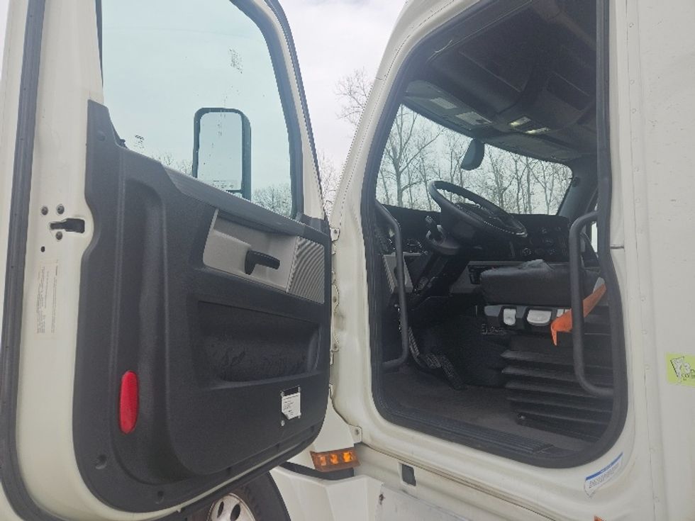 Sleeper Tractor-Heavy Duty Tractors-Freightliner-2020-T12664ST-Moberly-MO-602,724\n\t\tmiles-$ 53,000 - Image 9