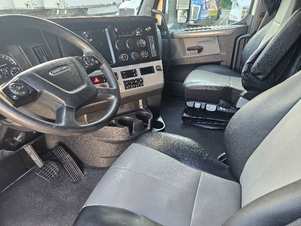 Sleeper Tractor-Heavy Duty Tractors-Freightliner-2020-T12664ST-Moberly-MO-603,094\n\t\tmiles-$ 57,000 - Image 10