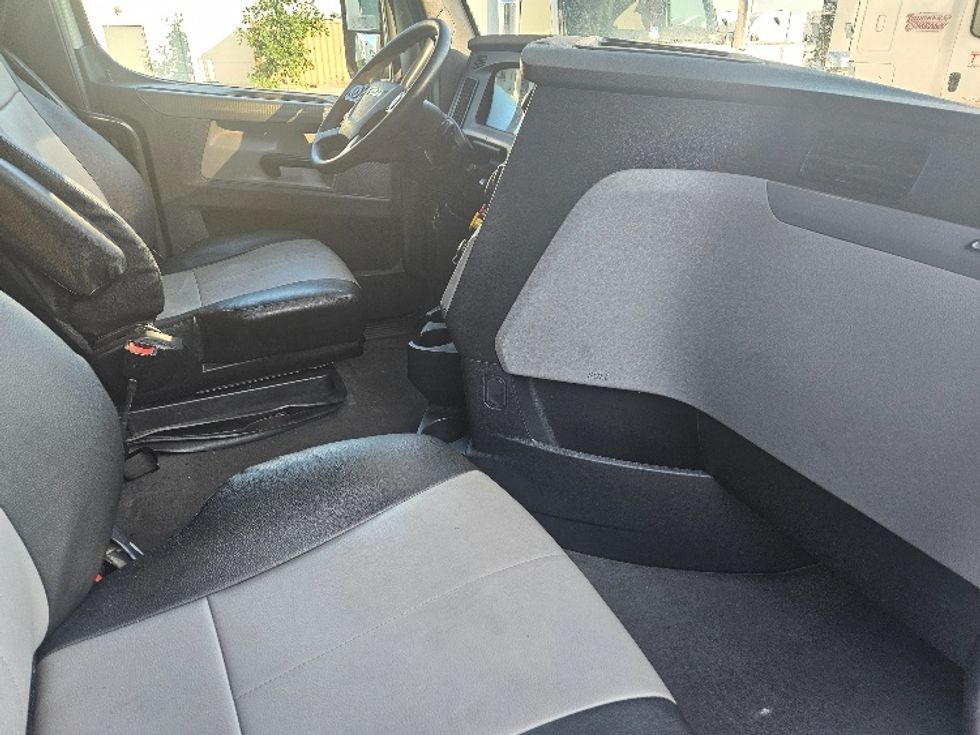 Sleeper Tractor-Heavy Duty Tractors-Freightliner-2020-T12664ST-Moberly-MO-603,094\n\t\tmiles-$ 57,000 - Image 15