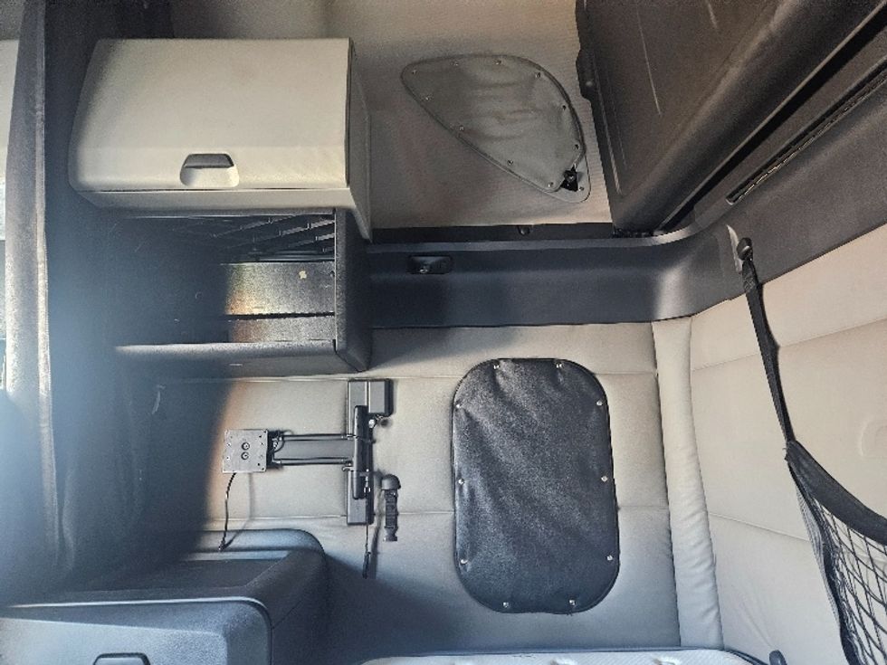 Sleeper Tractor-Heavy Duty Tractors-Freightliner-2020-T12664ST-Moberly-MO-603,094\n\t\tmiles-$ 57,000 - Image 19