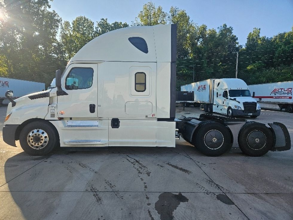 Sleeper Tractor-Heavy Duty Tractors-Freightliner-2020-T12664ST-Moberly-MO-603,094\n\t\tmiles-$ 57,000 - Image 4