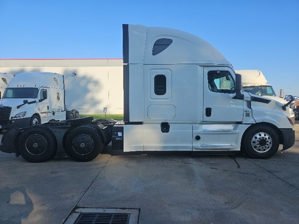 Sleeper Tractor-Heavy Duty Tractors-Freightliner-2020-T12664ST-Moberly-MO-603,094\n\t\tmiles-$ 57,000 - Image 8