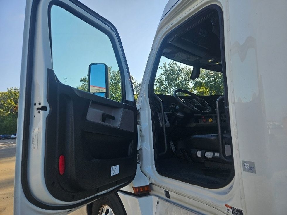 Sleeper Tractor-Heavy Duty Tractors-Freightliner-2020-T12664ST-Moberly-MO-603,094\n\t\tmiles-$ 57,000 - Image 9