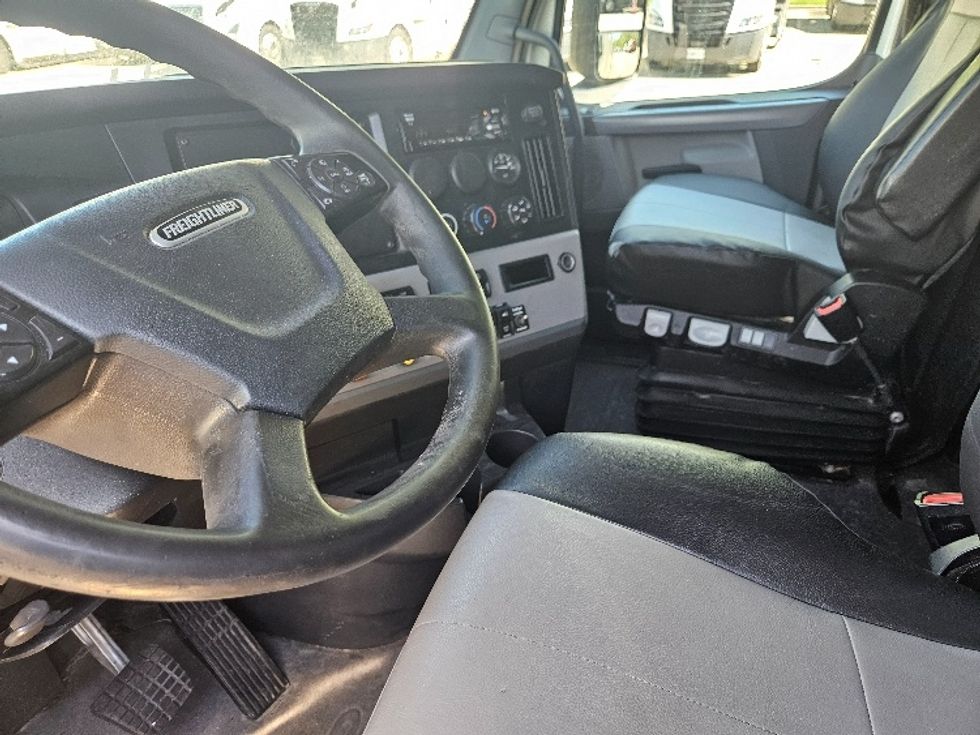 Sleeper Tractor-Heavy Duty Tractors-Freightliner-2020-T12664ST-Moberly-MO-607,508\n\t\tmiles-$ 52,500 - Image 10