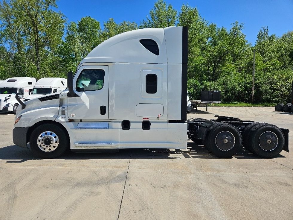 Sleeper Tractor-Heavy Duty Tractors-Freightliner-2020-T12664ST-Moberly-MO-607,508\n\t\tmiles-$ 52,500 - Image 4