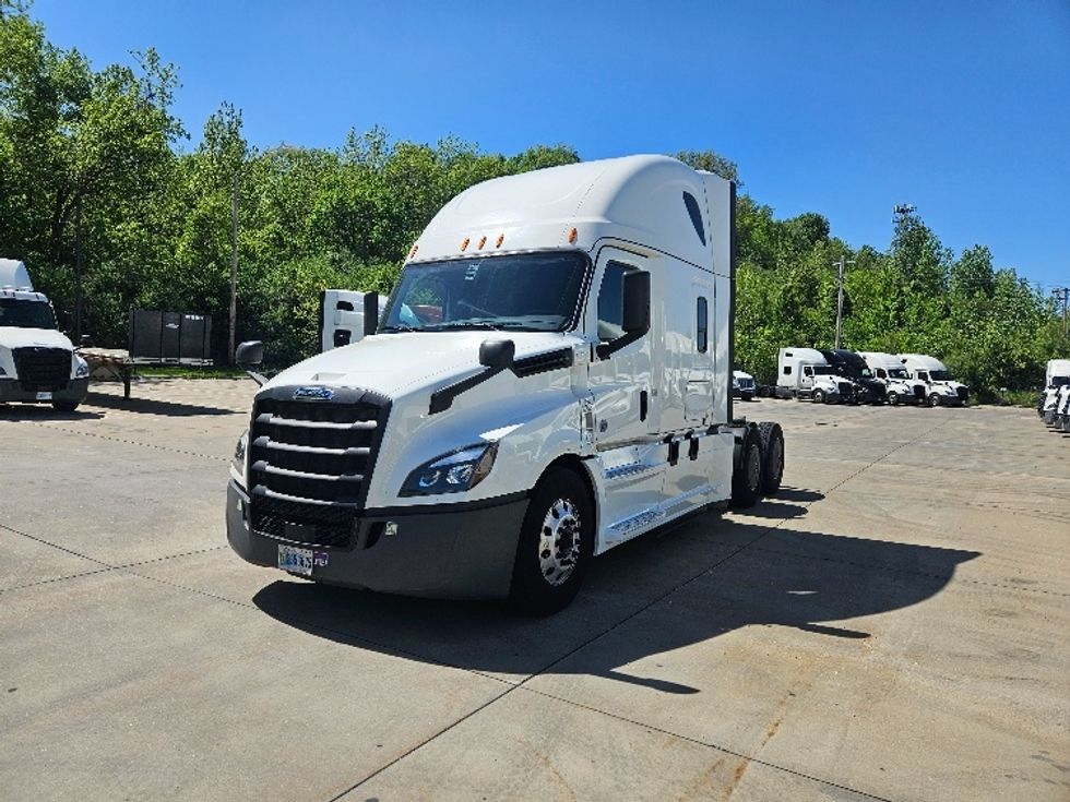 Sleeper Tractor-Heavy Duty Tractors-Freightliner-2020-T12664ST-Moberly-MO-611,917\n\t\tmiles-$ 54,750 - Image 3