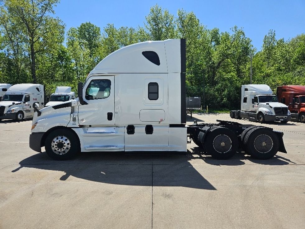 Sleeper Tractor-Heavy Duty Tractors-Freightliner-2020-T12664ST-Moberly-MO-611,917\n\t\tmiles-$ 54,750 - Image 4
