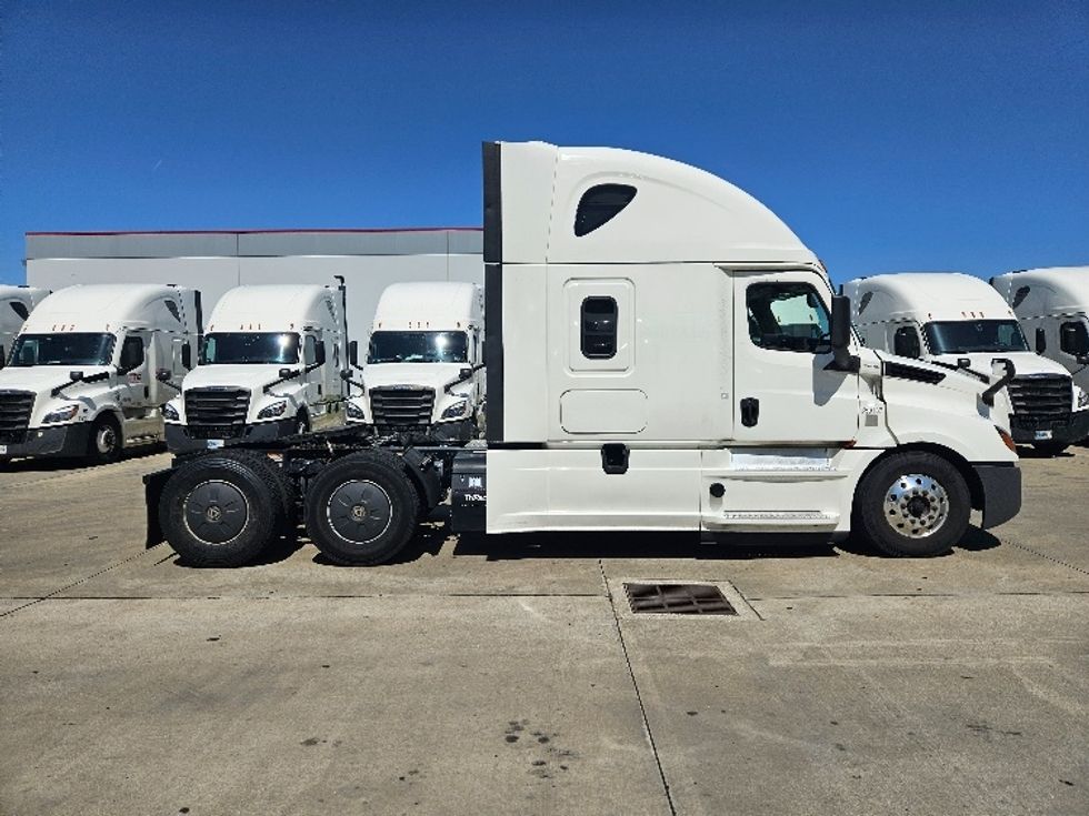 Sleeper Tractor-Heavy Duty Tractors-Freightliner-2020-T12664ST-Moberly-MO-611,917\n\t\tmiles-$ 54,750 - Image 8
