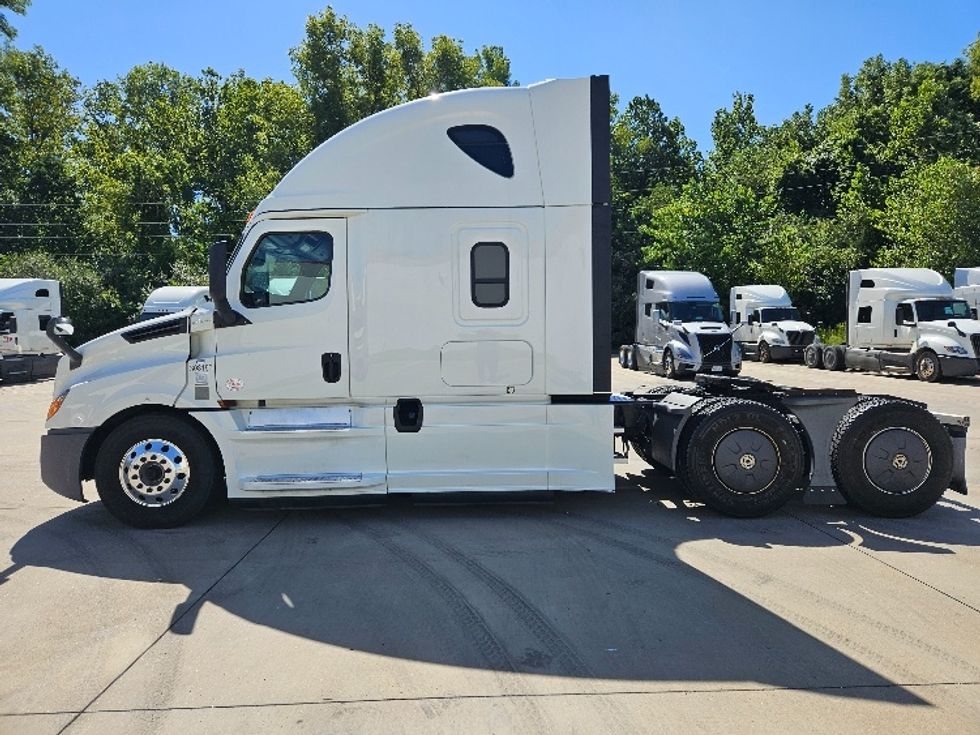 Sleeper Tractor-Heavy Duty Tractors-Freightliner-2020-T12664ST-Moberly-MO-611,942\n\t\tmiles-$ 56,250 - Image 4
